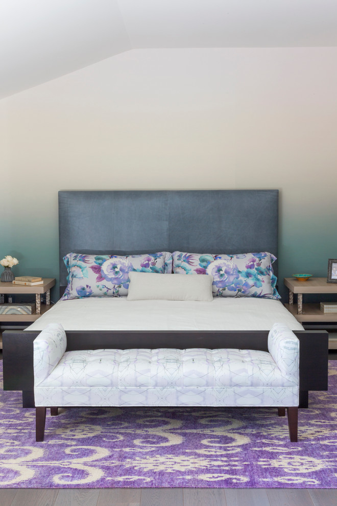 Foto de dormitorio principal actual de tamaño medio con paredes multicolor y suelo de madera pintada