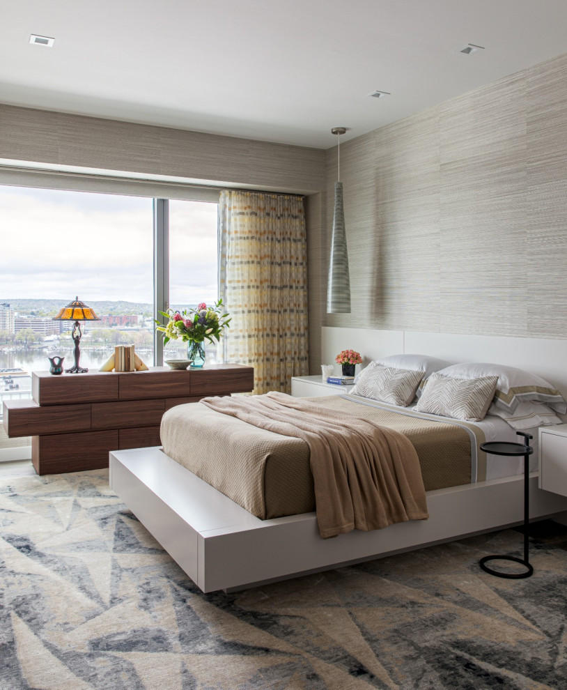На фото: хозяйская спальня среднего размера в современном стиле с серыми стенами и обоями на стенах без камина с