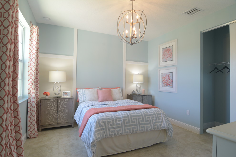 Diseño de habitación de invitados clásica de tamaño medio sin chimenea con paredes azules y suelo de baldosas de cerámica
