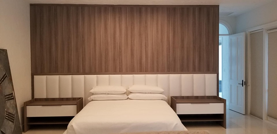 Großes Modernes Hauptschlafzimmer ohne Kamin mit weißer Wandfarbe, Porzellan-Bodenfliesen und beigem Boden in Miami