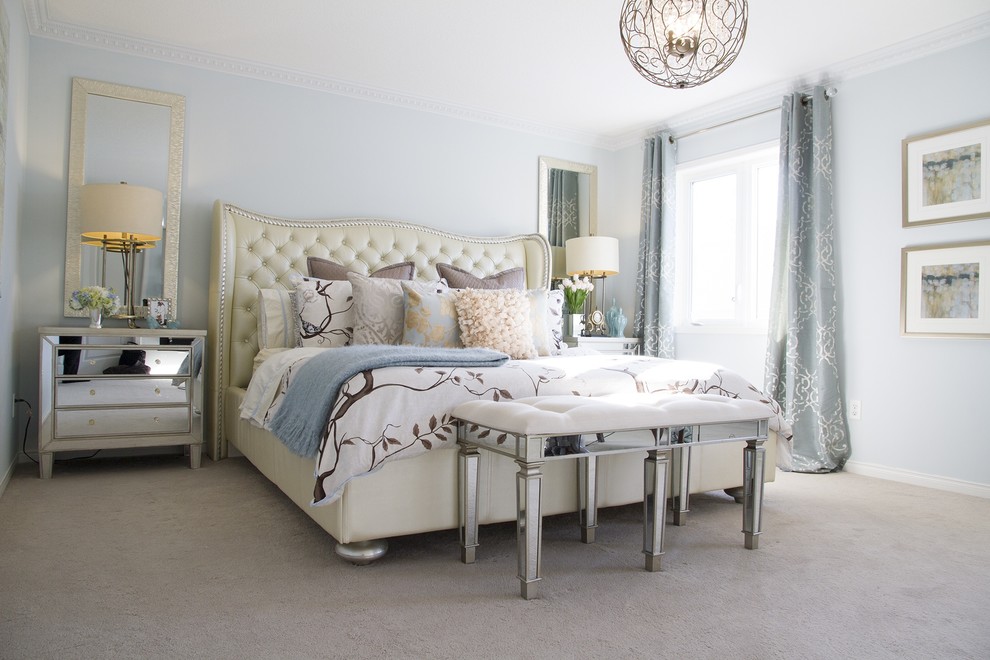 Стильный дизайн: спальня в стиле неоклассика (современная классика) с синими стенами и ковровым покрытием без камина - последний тренд