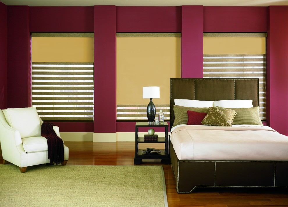 Diseño de dormitorio principal contemporáneo de tamaño medio sin chimenea con paredes rojas, suelo de madera en tonos medios y suelo marrón