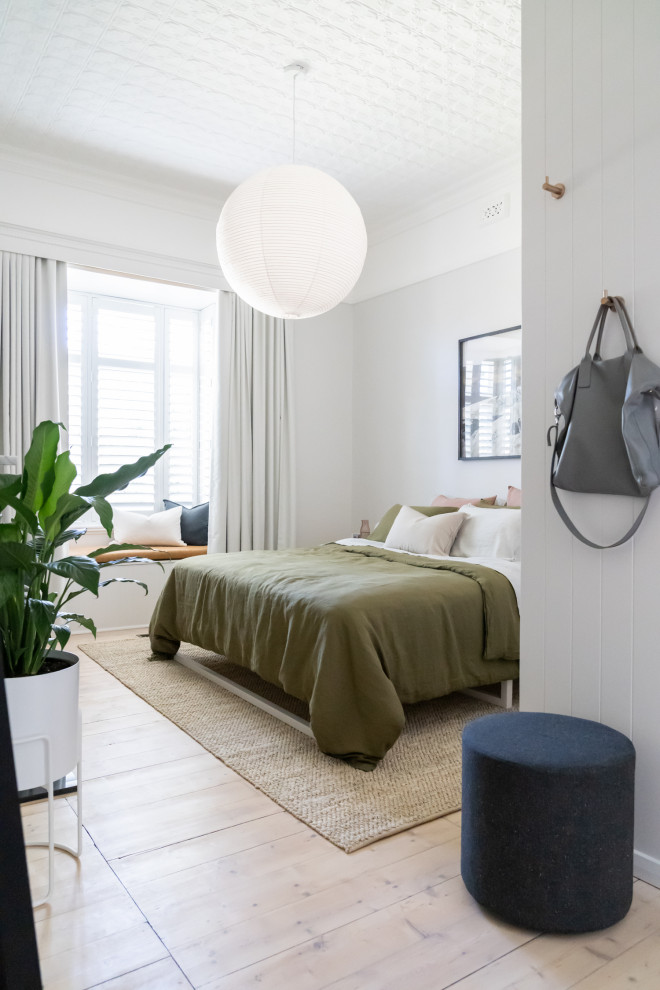 Modernes Schlafzimmer mit grauer Wandfarbe, hellem Holzboden und beigem Boden in Melbourne