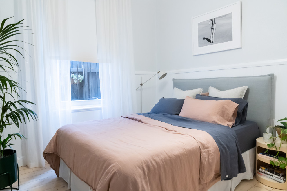 На фото: спальня в современном стиле с белыми стенами, светлым паркетным полом, бежевым полом и панелями на стенах с