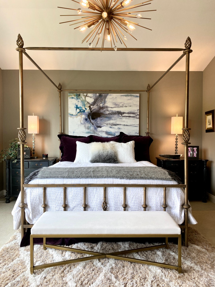 Пример оригинального дизайна: большая хозяйская спальня в стиле неоклассика (современная классика) с серыми стенами и ковровым покрытием