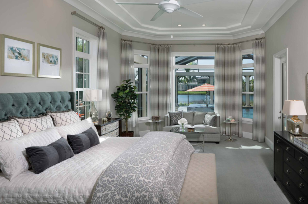 Идея дизайна: большая хозяйская спальня в морском стиле с бежевыми стенами, ковровым покрытием и серым полом без камина
