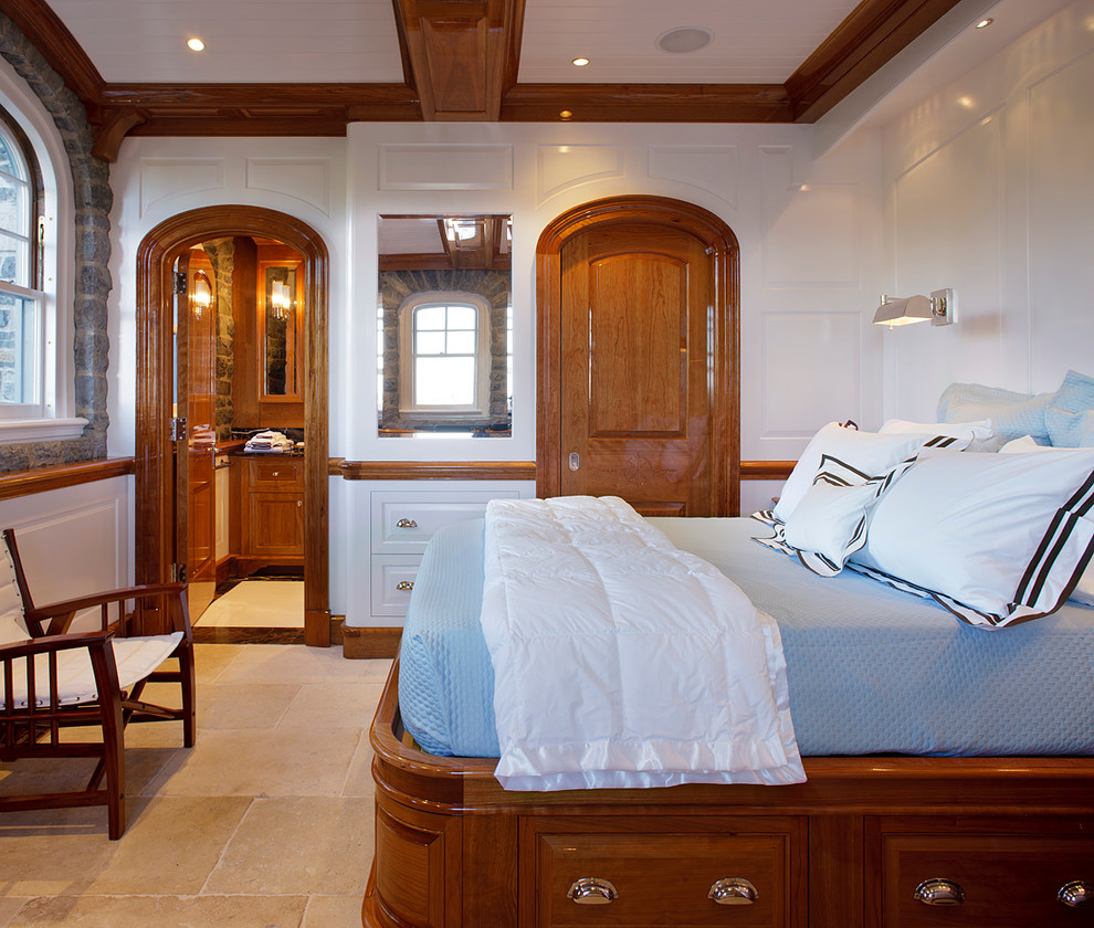 Mittelgroßes Maritimes Hauptschlafzimmer ohne Kamin mit weißer Wandfarbe und Travertin in Providence