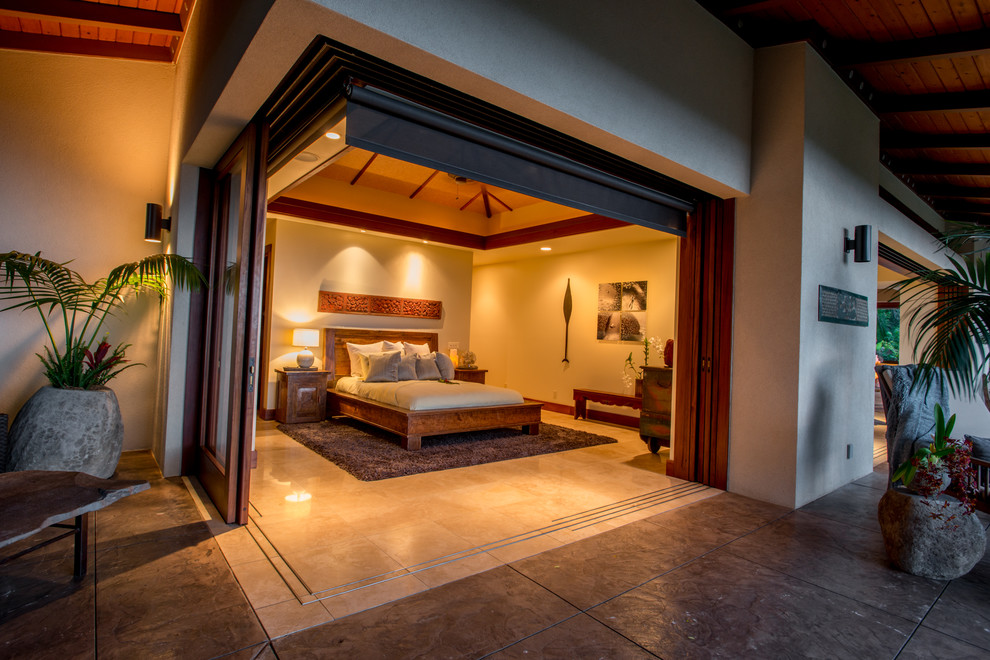 ハワイにある中くらいなトロピカルスタイルのおしゃれな主寝室 (ベージュの壁、ライムストーンの床) のレイアウト