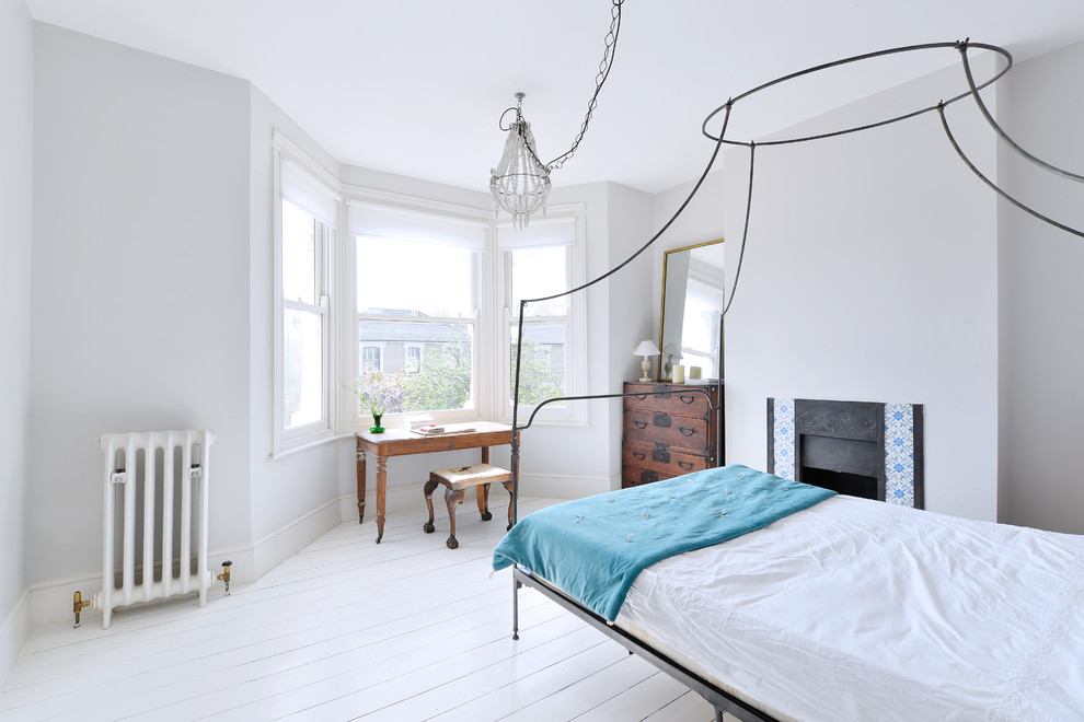 Idee per una camera da letto contemporanea di medie dimensioni con pareti grigie, pavimento in legno verniciato, camino classico e pavimento bianco