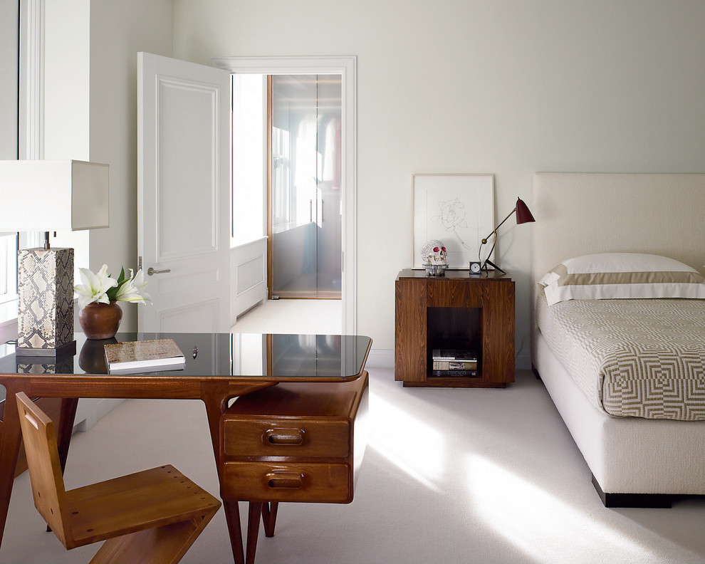Ispirazione per una camera da letto classica con pareti bianche e angolo studio