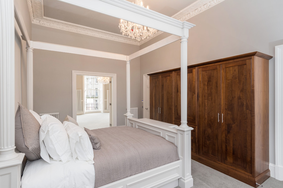 Свежая идея для дизайна: большая хозяйская спальня в стиле неоклассика (современная классика) с серыми стенами, ковровым покрытием и серым полом без камина - отличное фото интерьера