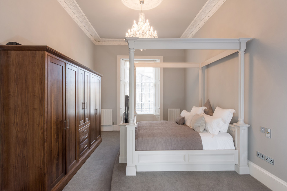 Modelo de dormitorio principal clásico renovado grande sin chimenea con paredes grises, moqueta y suelo gris