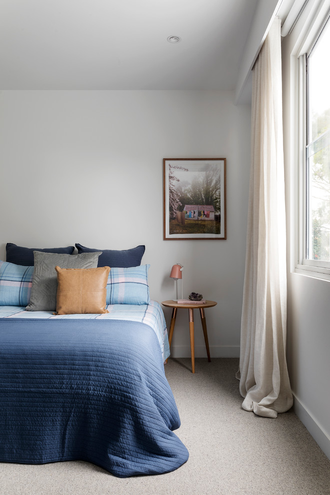 Идея дизайна: большая гостевая спальня (комната для гостей) в современном стиле с ковровым покрытием, серым полом и белыми стенами