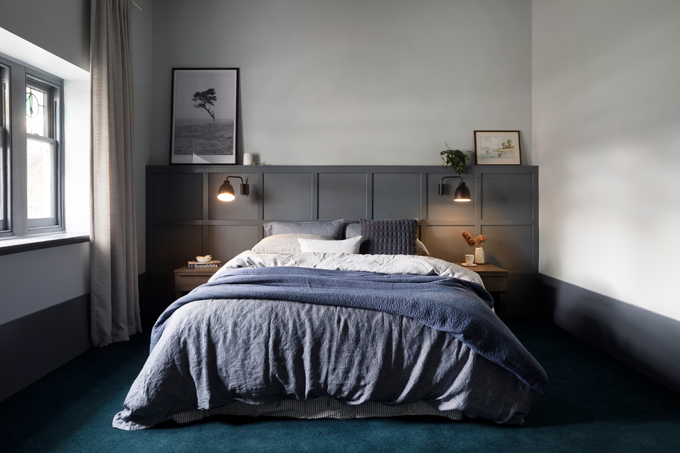 На фото: большая хозяйская спальня в современном стиле с ковровым покрытием, синим полом и белыми стенами