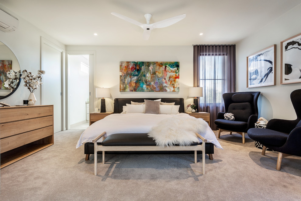 Mittelgroßes Modernes Hauptschlafzimmer ohne Kamin mit weißer Wandfarbe, Teppichboden und beigem Boden in Melbourne