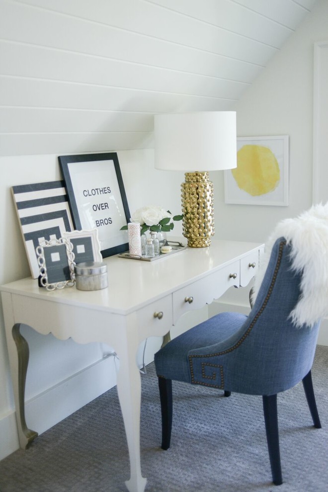 Foto di una camera degli ospiti minimalista di medie dimensioni con pareti bianche e moquette