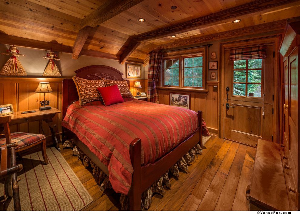 Exemple d'une chambre d'amis montagne de taille moyenne avec un sol en bois brun et aucune cheminée.