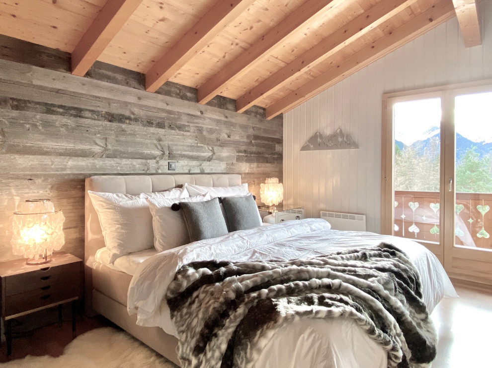 Ispirazione per una camera degli ospiti stile rurale di medie dimensioni con pareti multicolore e pavimento beige