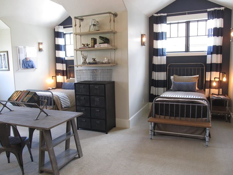 Стильный дизайн: гостевая спальня среднего размера, (комната для гостей) в стиле лофт с серыми стенами, ковровым покрытием и бежевым полом без камина - последний тренд