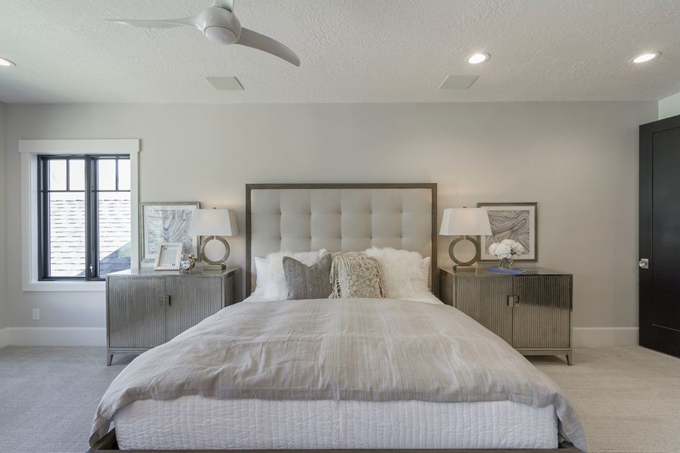Foto de dormitorio principal clásico renovado grande sin chimenea con paredes grises, moqueta y suelo beige