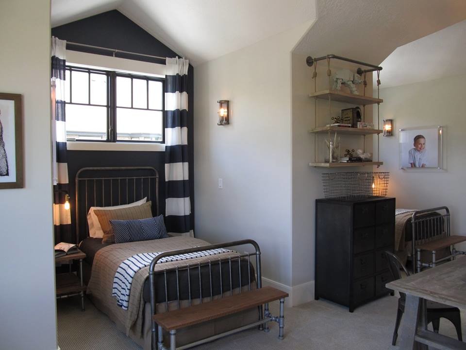 Modelo de habitación de invitados industrial de tamaño medio sin chimenea con paredes grises, moqueta y suelo beige