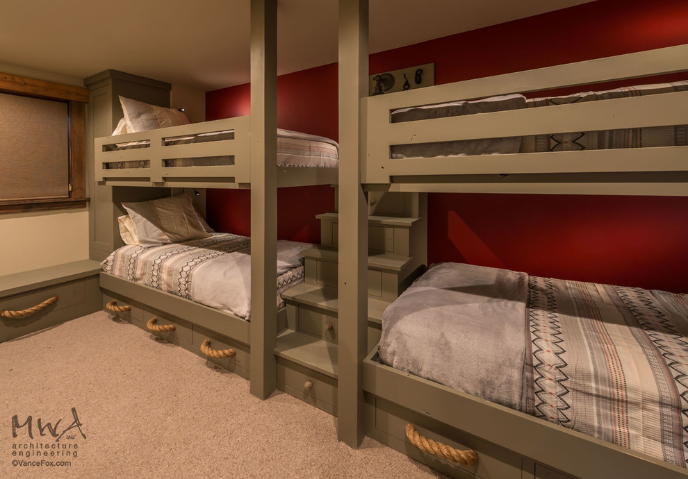 Idee per una grande camera degli ospiti rustica con pareti rosse, moquette e pavimento beige