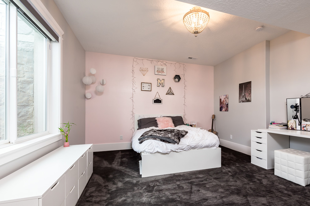 Cette photo montre une chambre d'amis grise et rose chic de taille moyenne avec un mur rose, un sol en carrelage de céramique, aucune cheminée et un sol gris.