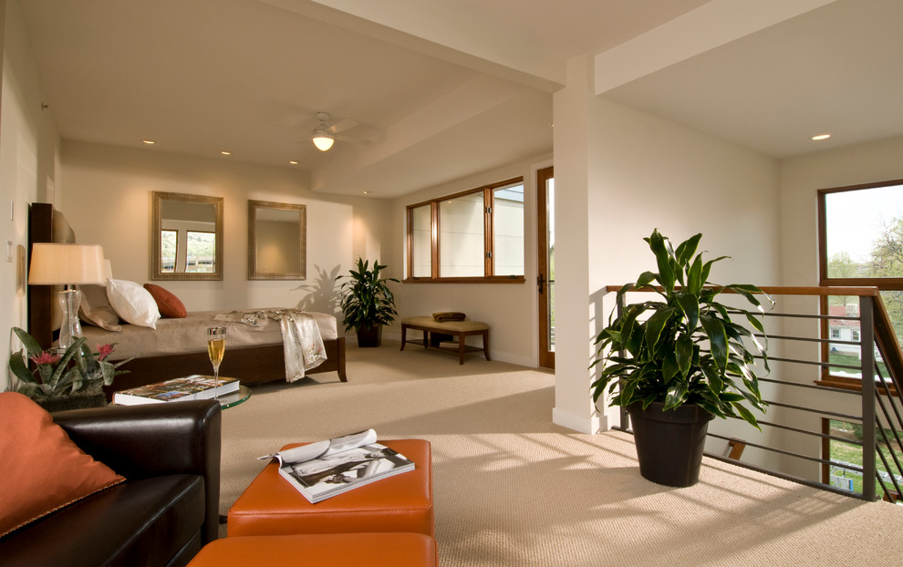 Esempio di una camera da letto stile loft design di medie dimensioni con pareti bianche, moquette e pavimento beige