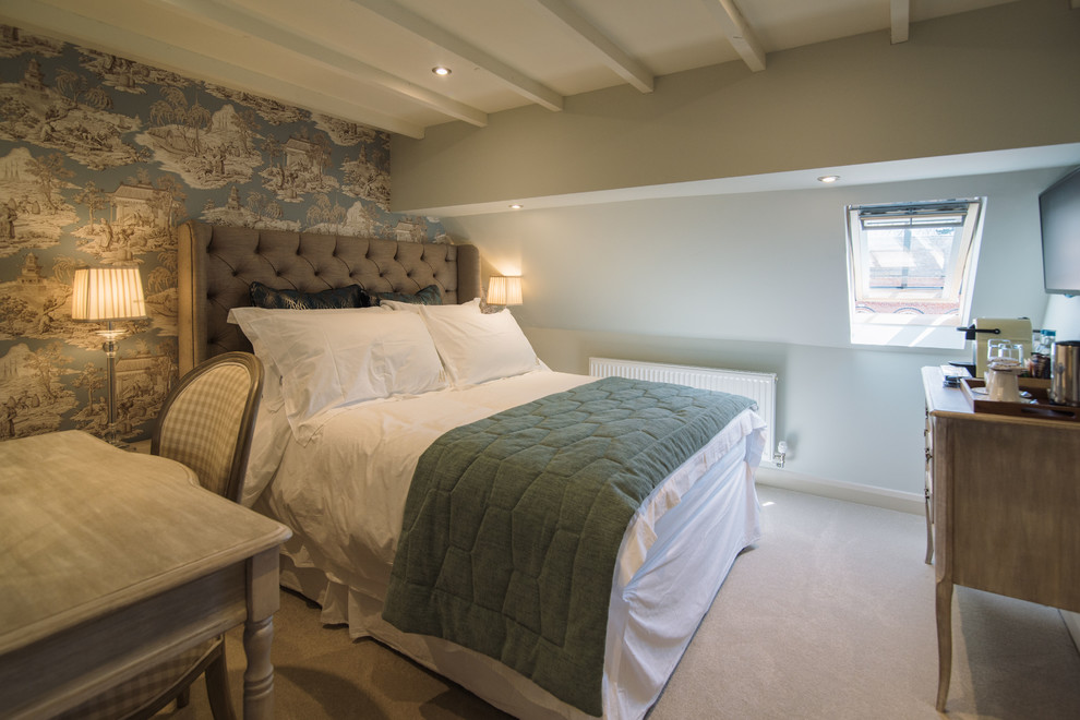 ウエストミッドランズにあるトラディショナルスタイルのおしゃれな客用寝室 (緑の壁、カーペット敷き)