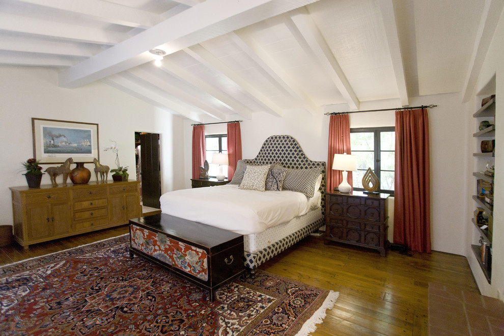 Immagine di una camera da letto minimal con pareti bianche, pavimento in legno massello medio e pavimento giallo