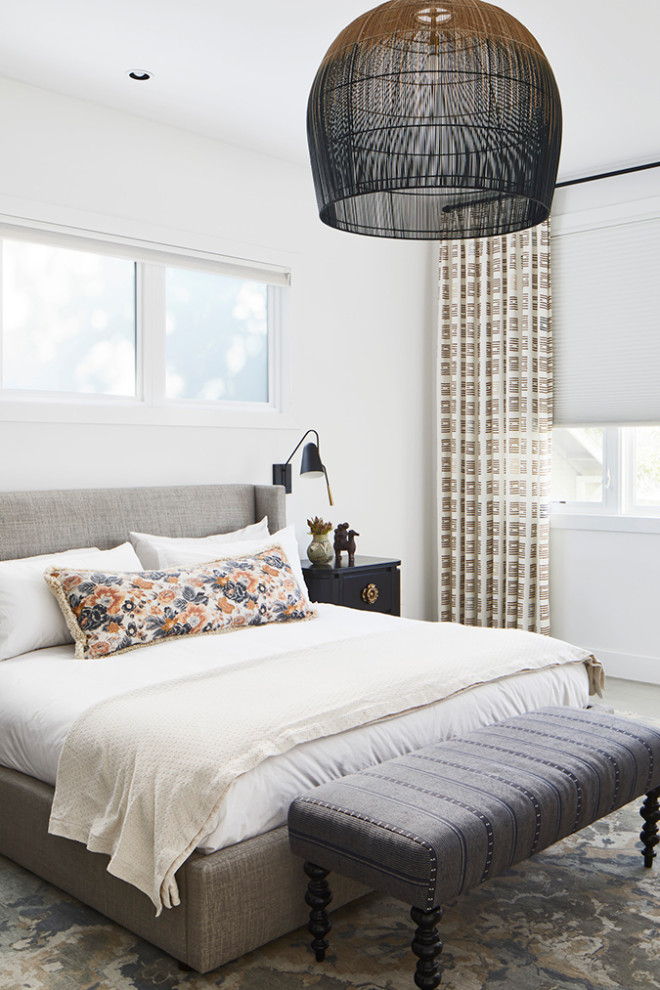 Свежая идея для дизайна: хозяйская спальня в средиземноморском стиле с белыми стенами - отличное фото интерьера