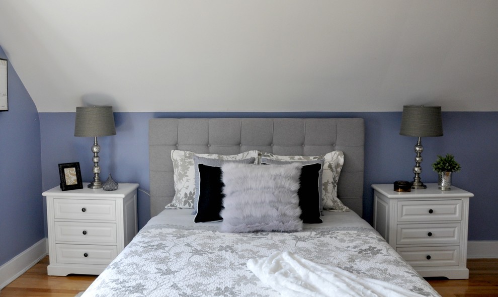 オタワにある中くらいなコンテンポラリースタイルのおしゃれな主寝室 (紫の壁、無垢フローリング) のインテリア