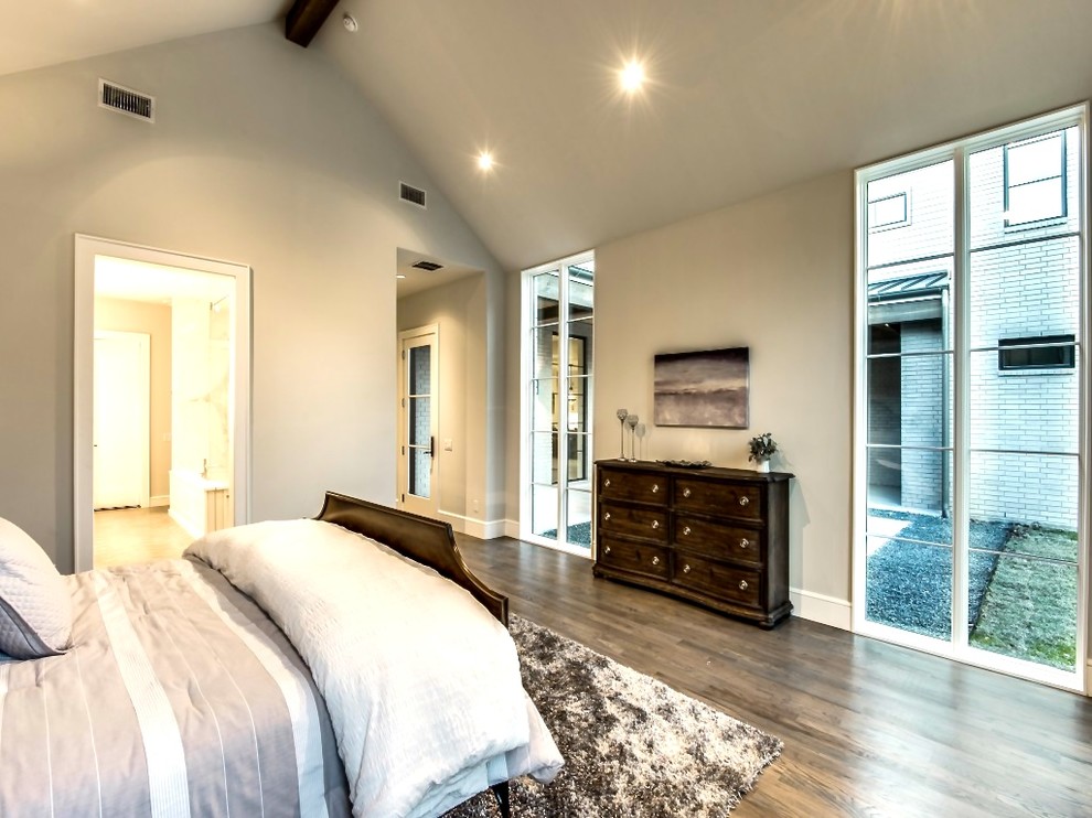 Imagen de dormitorio principal tradicional renovado grande con paredes grises y suelo de madera clara