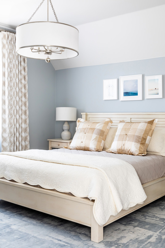 Modelo de dormitorio principal contemporáneo de tamaño medio sin chimenea con paredes azules y suelo de madera en tonos medios