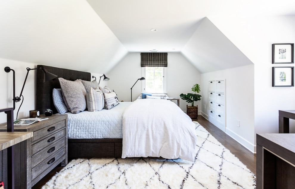 Mittelgroßes Landhaus Hauptschlafzimmer ohne Kamin mit weißer Wandfarbe, dunklem Holzboden und braunem Boden in Los Angeles