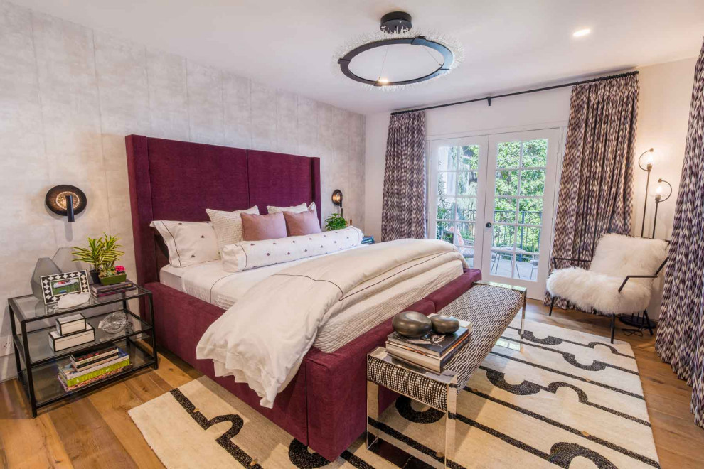 Mittelgroßes Modernes Gästezimmer mit weißer Wandfarbe, hellem Holzboden und braunem Boden in Los Angeles