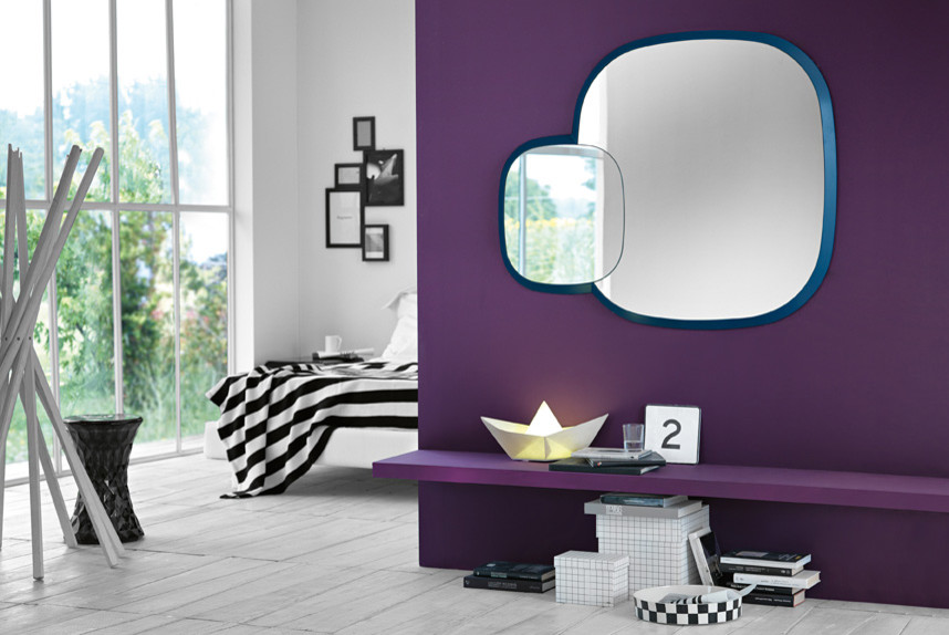 Inspiration pour une chambre parentale bohème de taille moyenne avec un mur violet, parquet clair et un sol blanc.