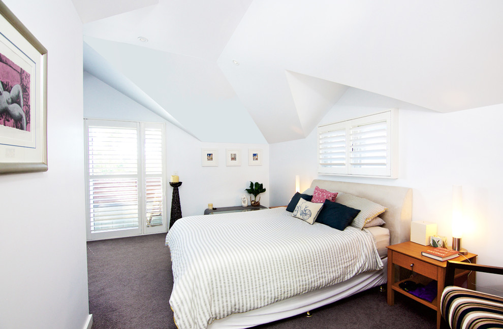 Inspiration för ett stort funkis sovrum, med vita väggar och heltäckningsmatta