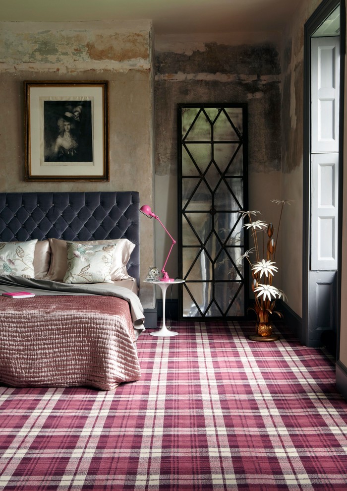 Идея дизайна: спальня в стиле фьюжн с ковровым покрытием и розовым полом