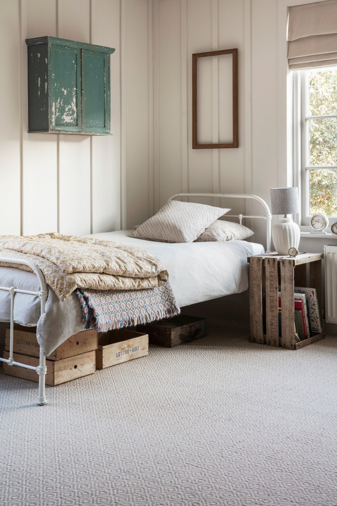 Пример оригинального дизайна: спальня в стиле шебби-шик с белыми стенами и ковровым покрытием