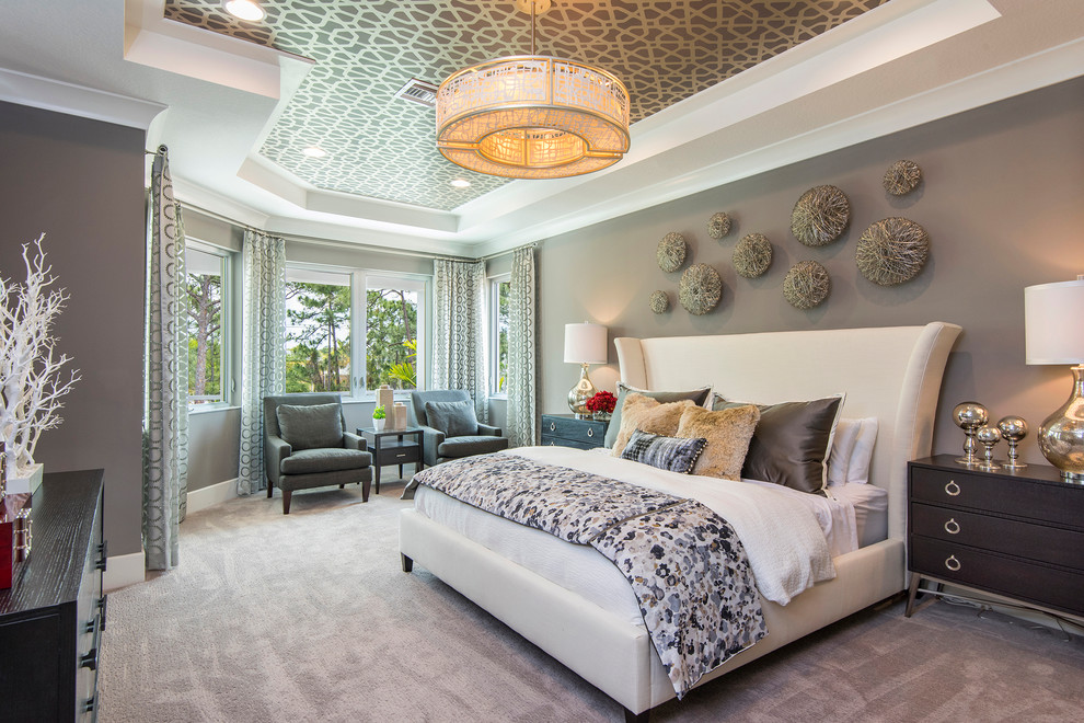 Идея дизайна: хозяйская, серо-белая спальня в стиле неоклассика (современная классика) с серыми стенами, ковровым покрытием и потолком с обоями