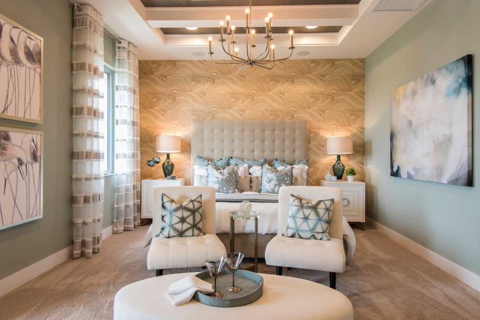 Diseño de dormitorio beige tradicional renovado con paredes azules, moqueta, bandeja y papel pintado