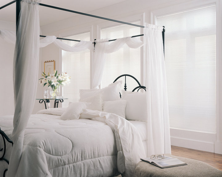 Свежая идея для дизайна: большая хозяйская спальня в стиле шебби-шик с белыми стенами и светлым паркетным полом без камина - отличное фото интерьера