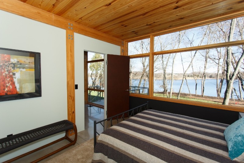 Идея дизайна: гостевая спальня среднего размера, (комната для гостей) в стиле модернизм с зелеными стенами и бетонным полом