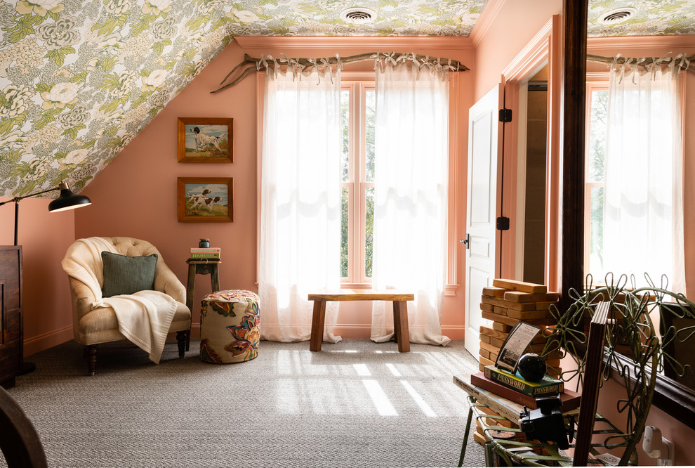 Идея дизайна: гостевая спальня среднего размера, (комната для гостей) в стиле неоклассика (современная классика) с ковровым покрытием и розовыми стенами