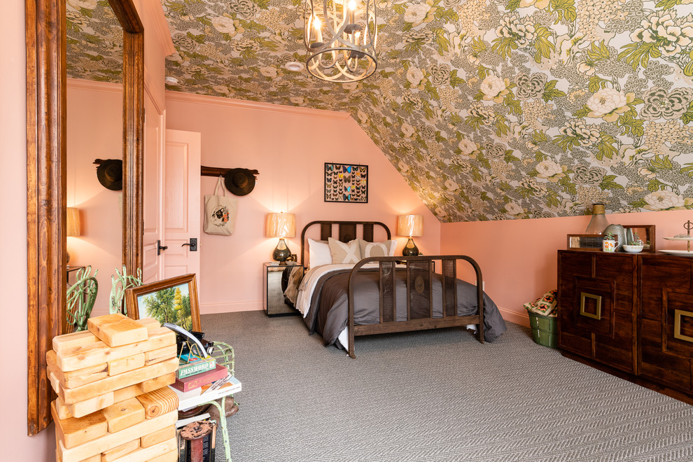 Идея дизайна: гостевая спальня среднего размера, (комната для гостей) в стиле кантри с ковровым покрытием, розовыми стенами и серым полом