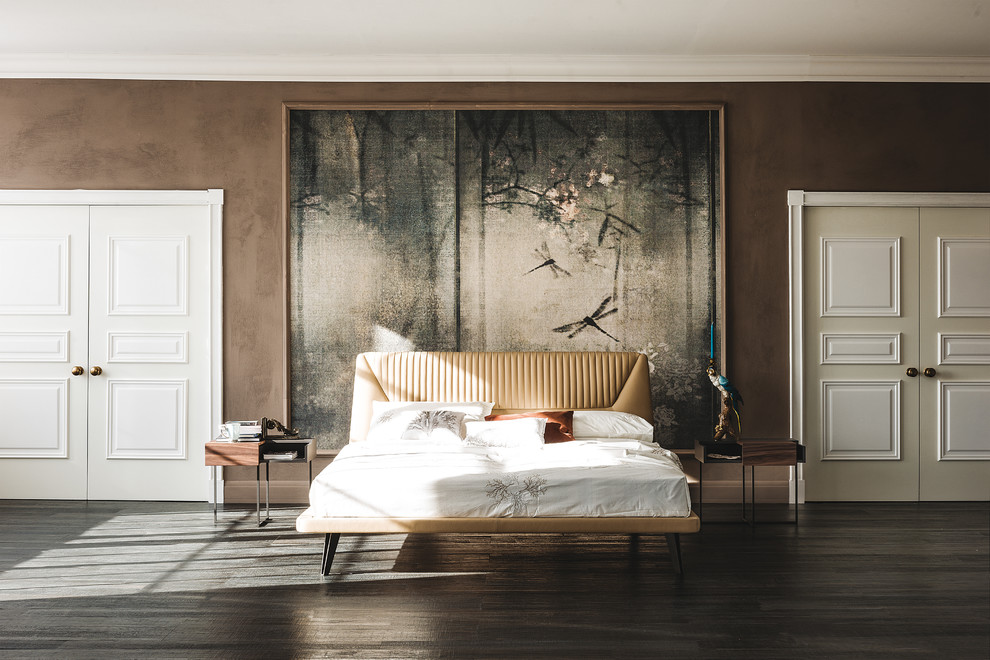 На фото: большая хозяйская спальня в стиле модернизм с коричневыми стенами, темным паркетным полом и черным полом с