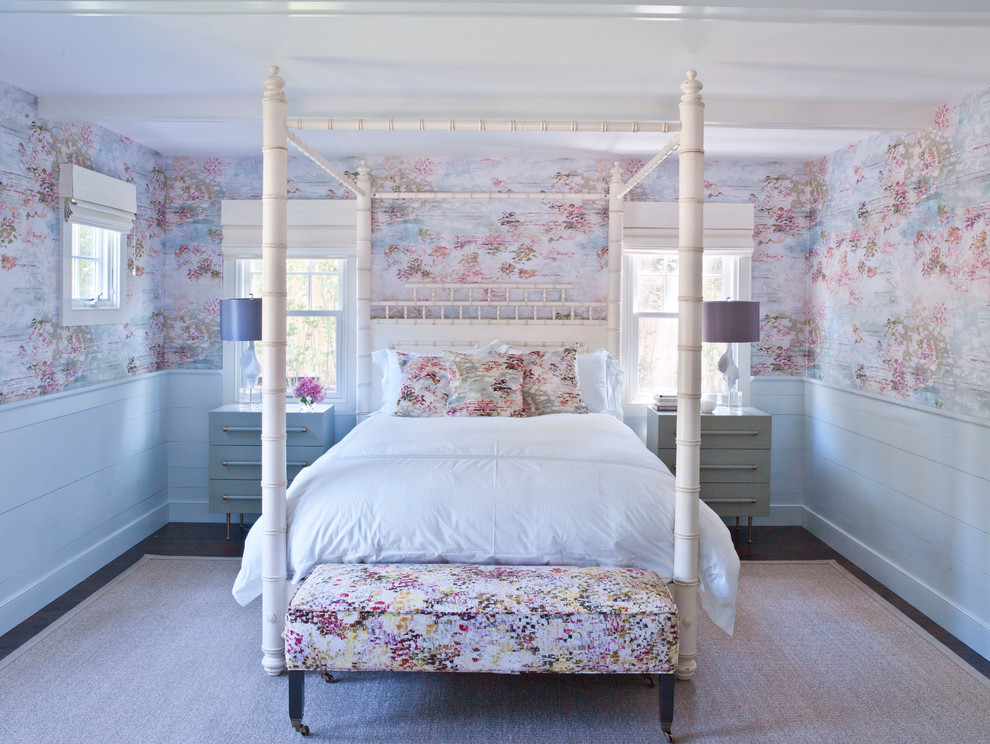 Immagine di una camera da letto stile marinaro con pareti multicolore, parquet scuro e pavimento marrone