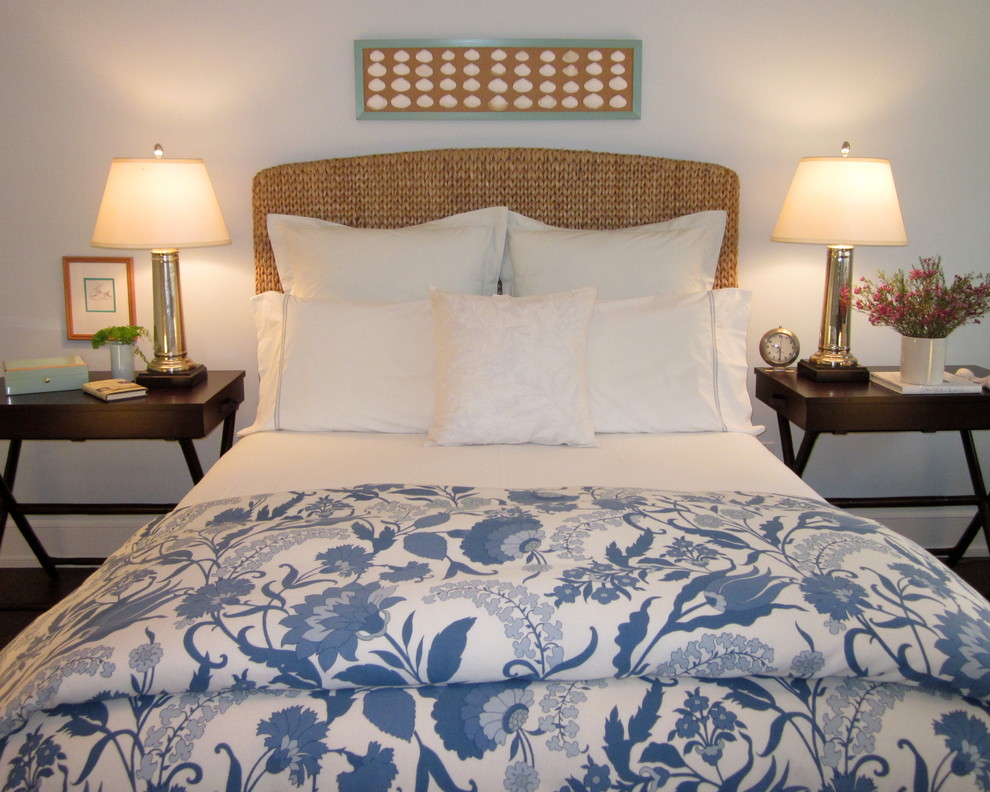 Imagen de habitación de invitados costera con paredes azules y suelo de madera oscura