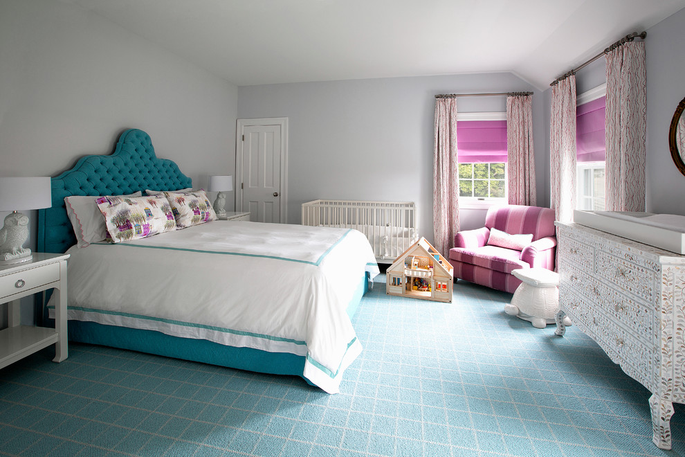 Ispirazione per una camera da letto classica di medie dimensioni con pareti grigie, moquette e pavimento blu